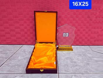 درع كريستال مع صندوق خشب